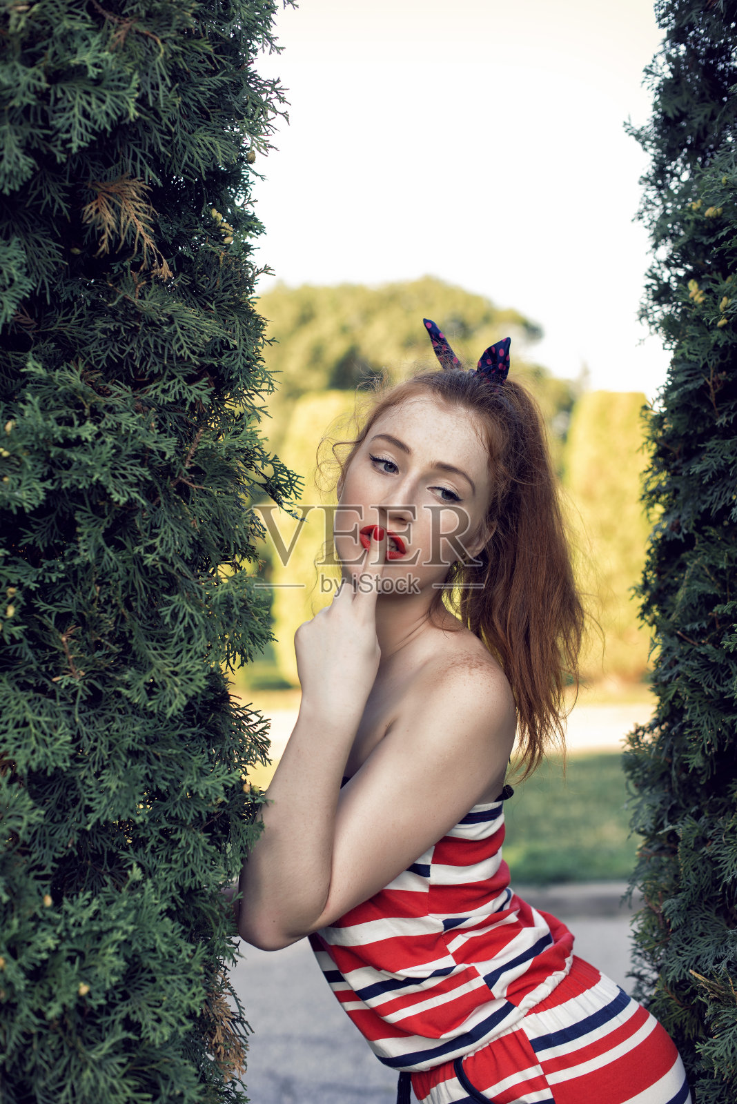 和一个红发女孩一起走复古风照片摄影图片