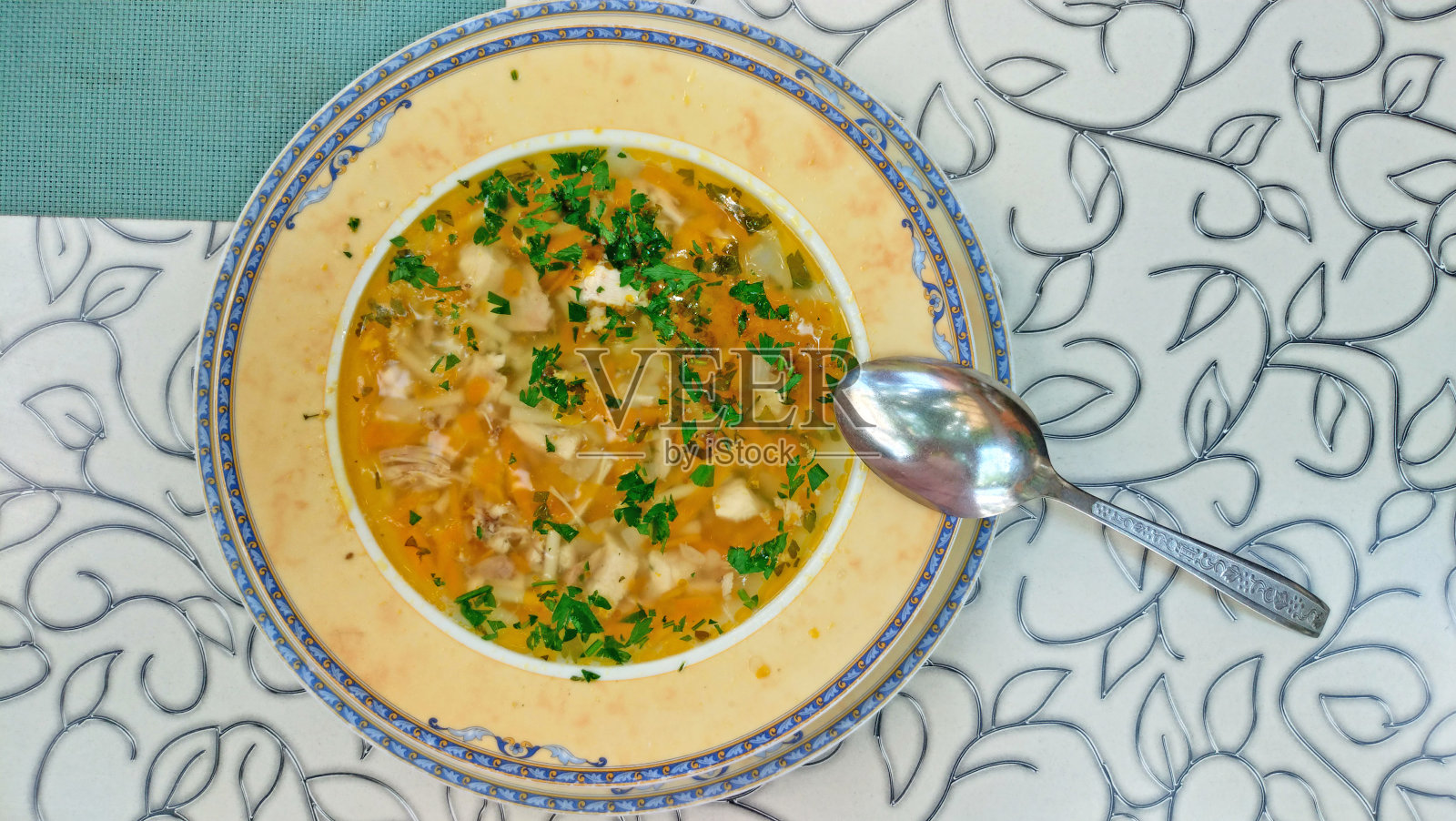 美味明亮的汤和勺子，俯视图照片摄影图片