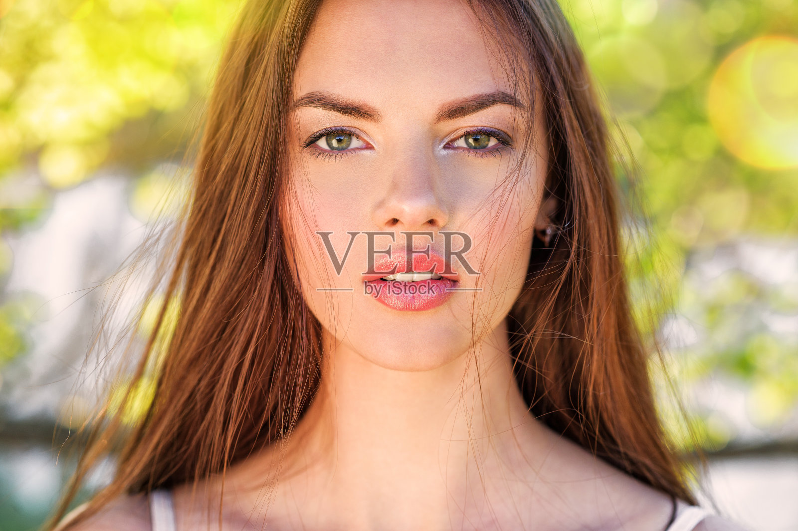 一个在户外的年轻女人的肖像。照片摄影图片