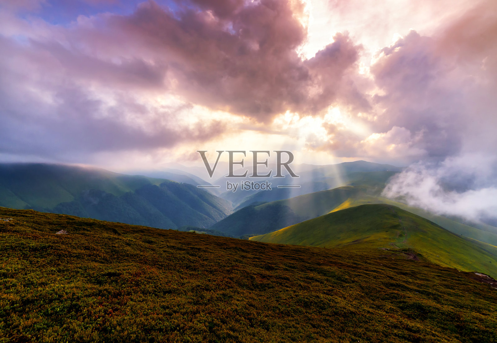 阳光越过山脉照片摄影图片