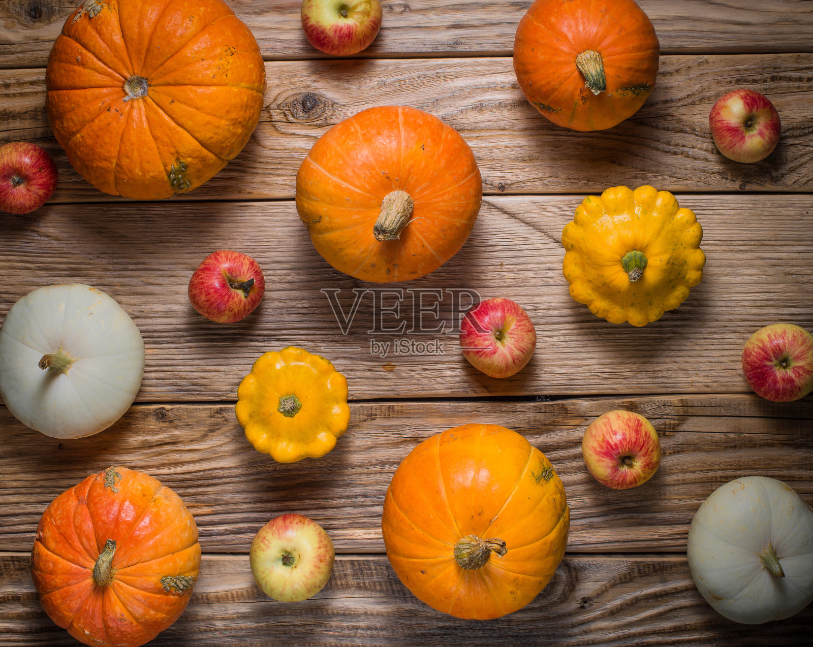 五颜六色的南瓜和苹果的秋季质地照片摄影图片