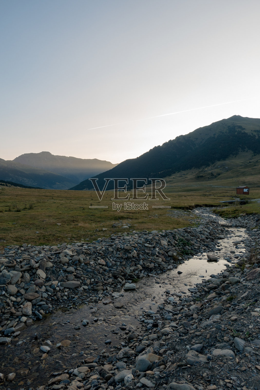 巴奎拉河穿过阿兰谷照片摄影图片