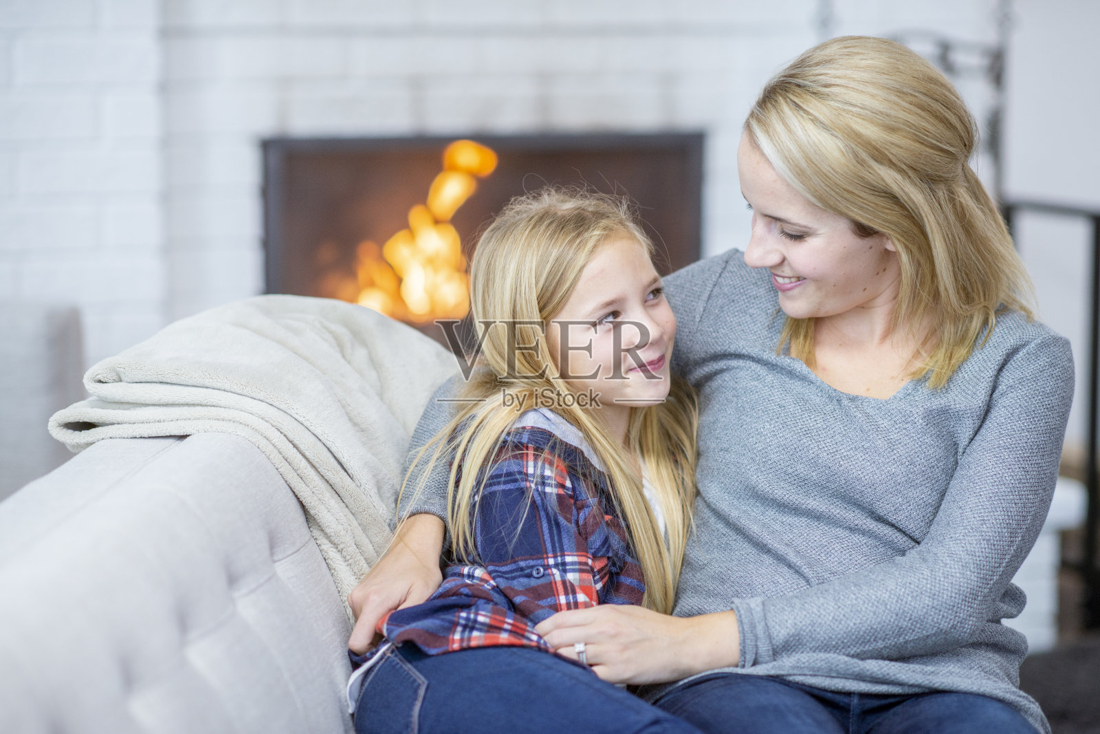 一起坐在沙发上照片摄影图片