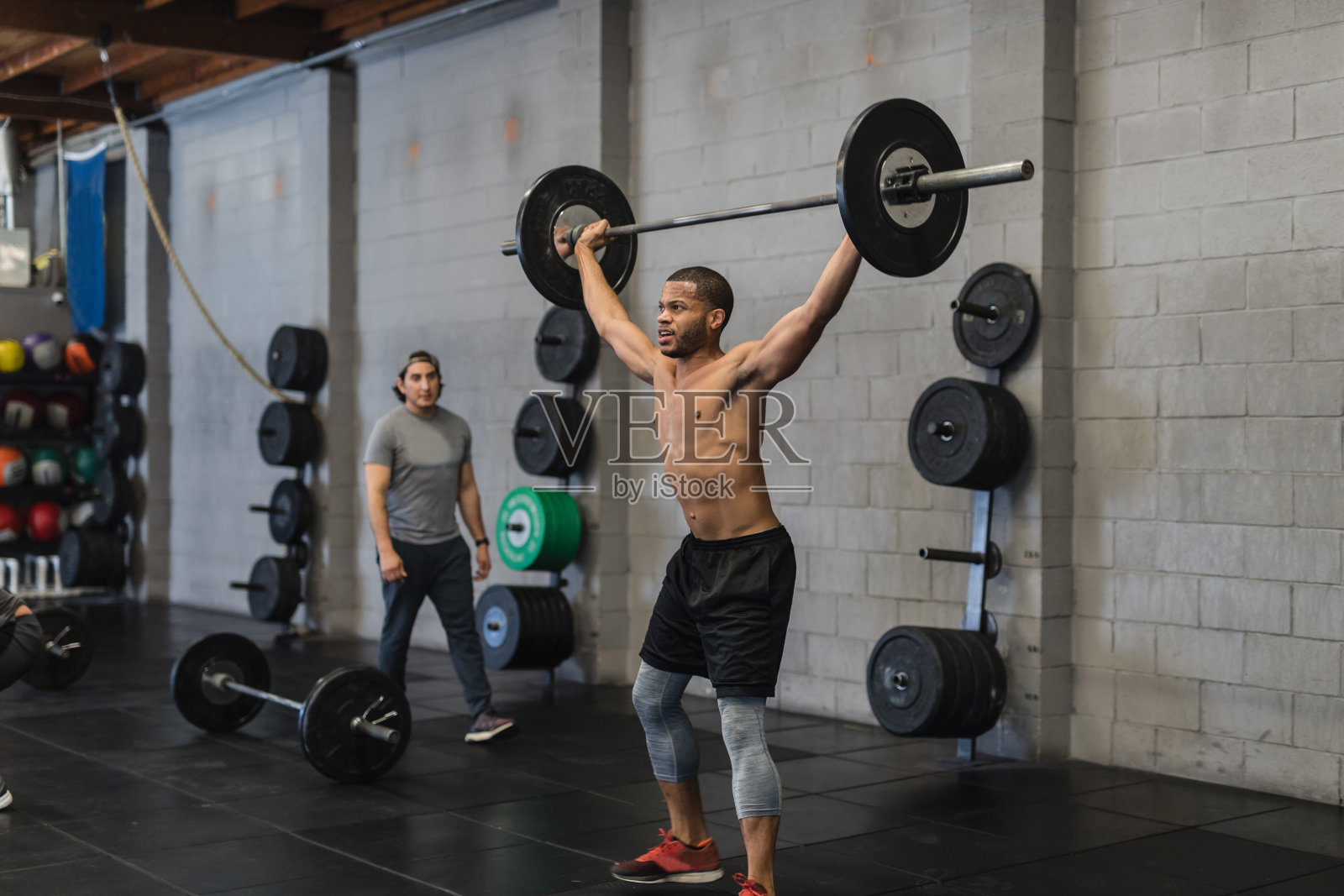 在健身房举重的男人照片摄影图片