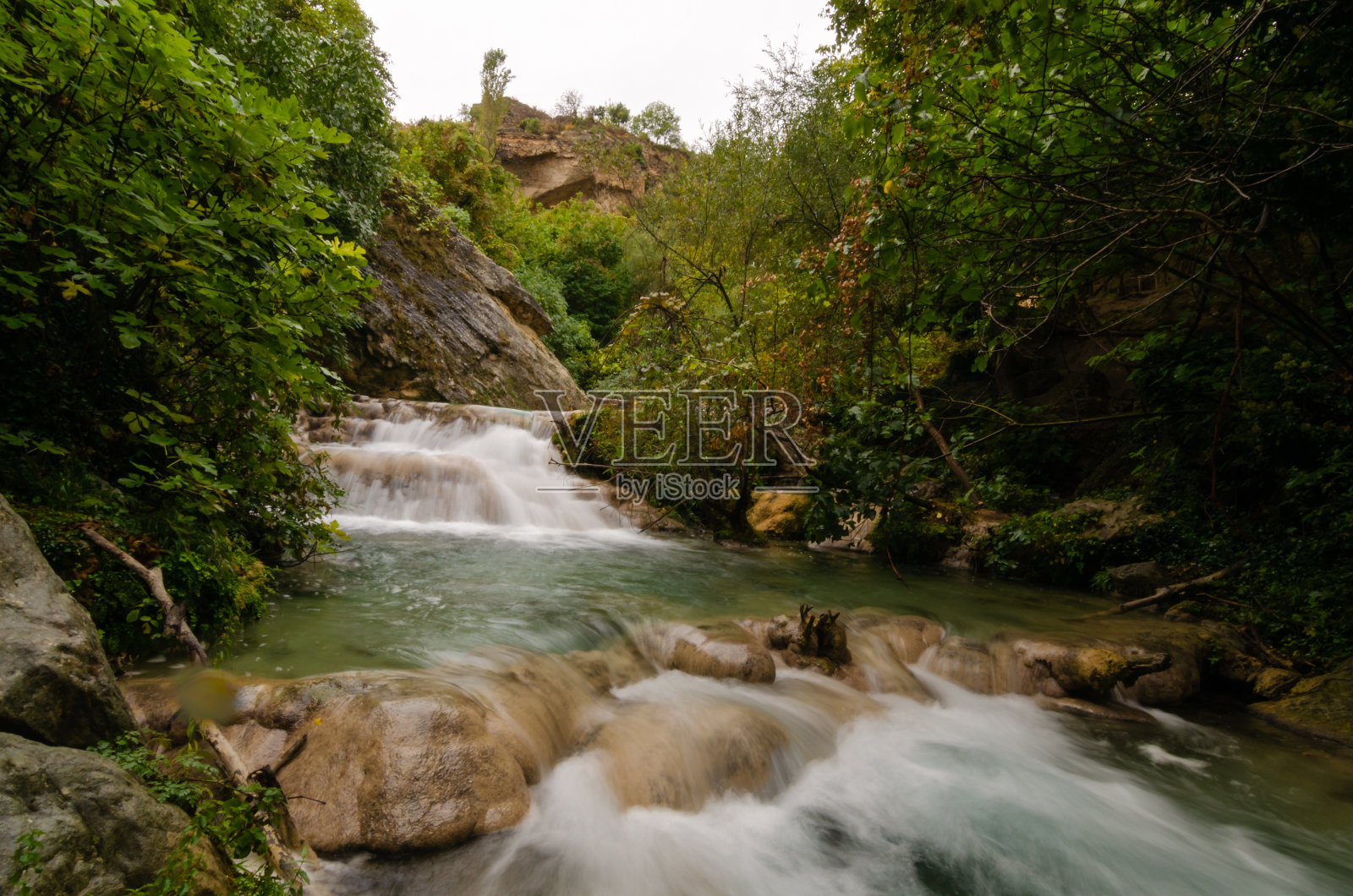 森林中的小瀑布或小瀑布照片摄影图片