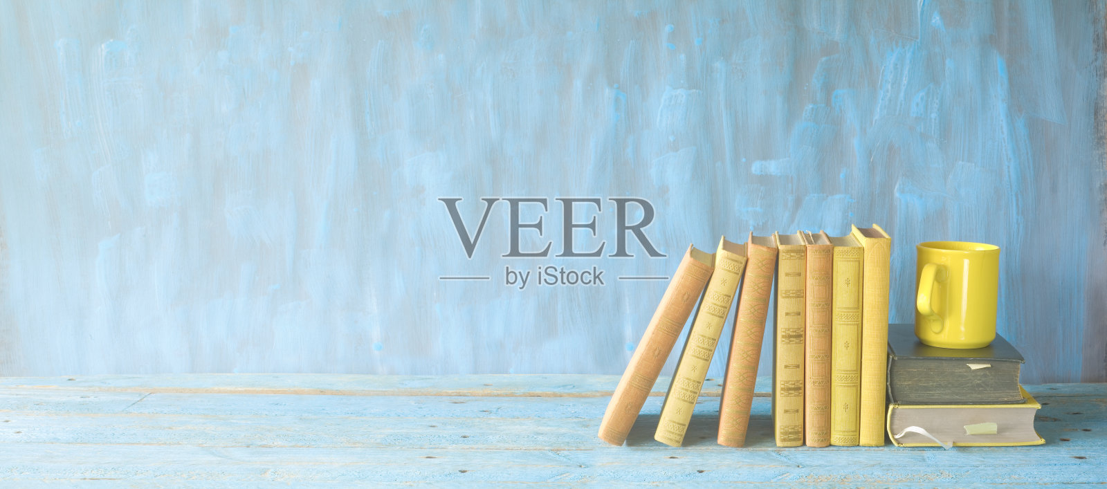 35、一排旧书，一杯咖啡，全景，阅读教育，文学理念照片摄影图片