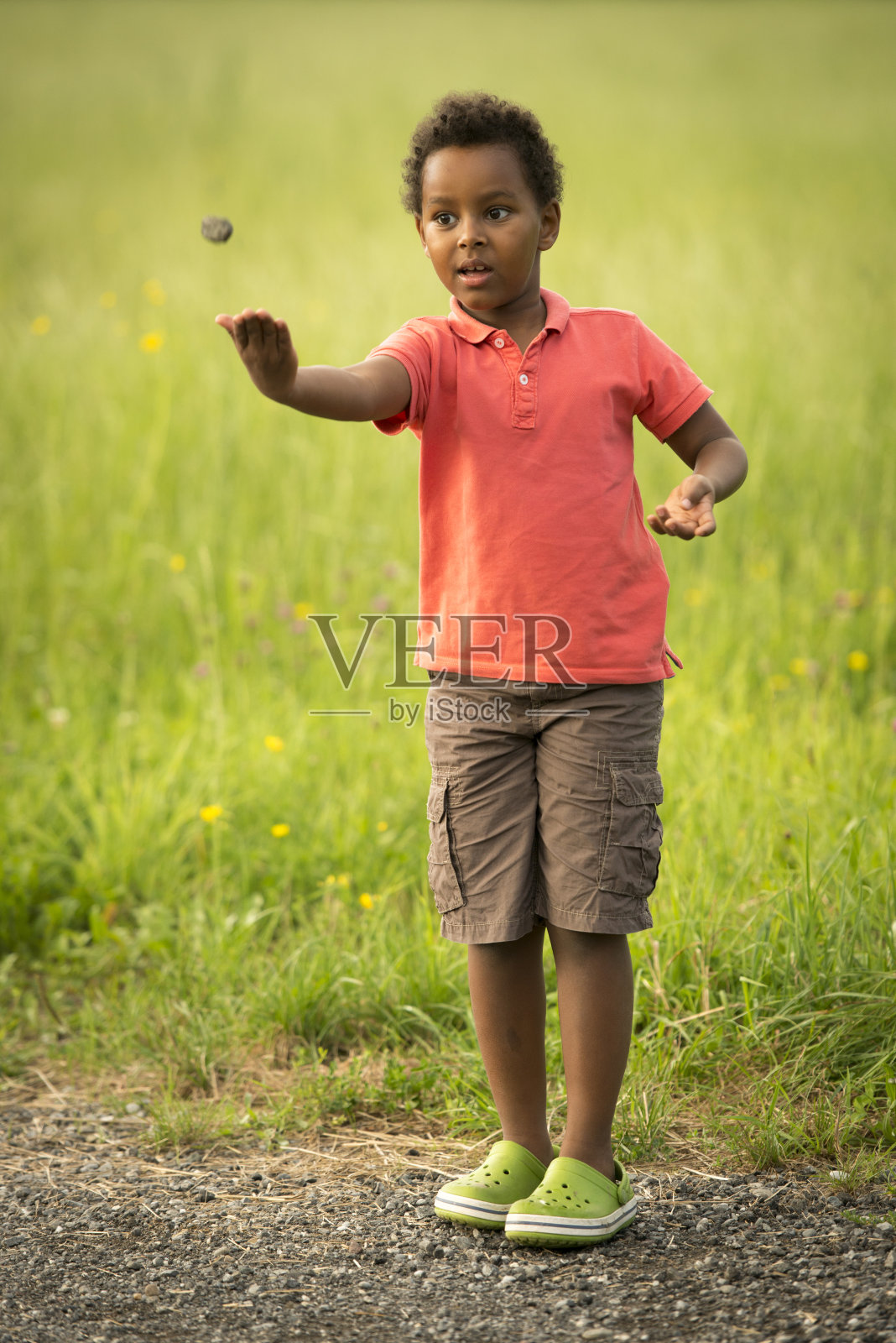 可爱的男孩玩石头照片摄影图片
