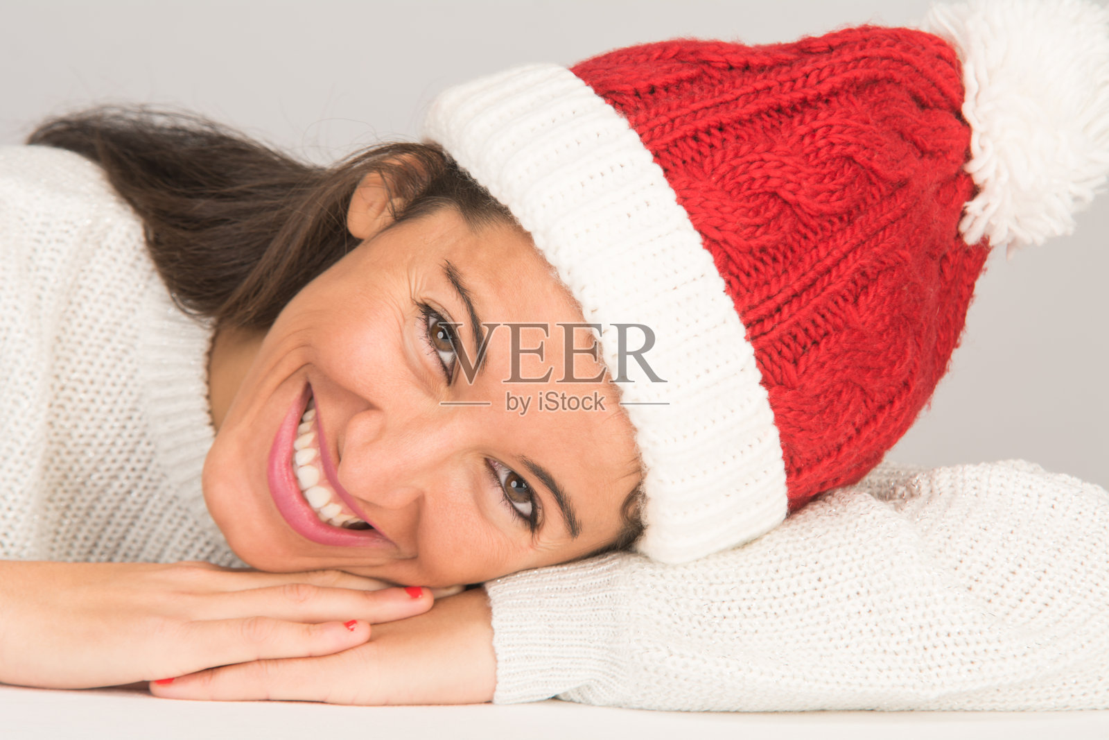 快乐的年轻模特冬天的到来照片摄影图片