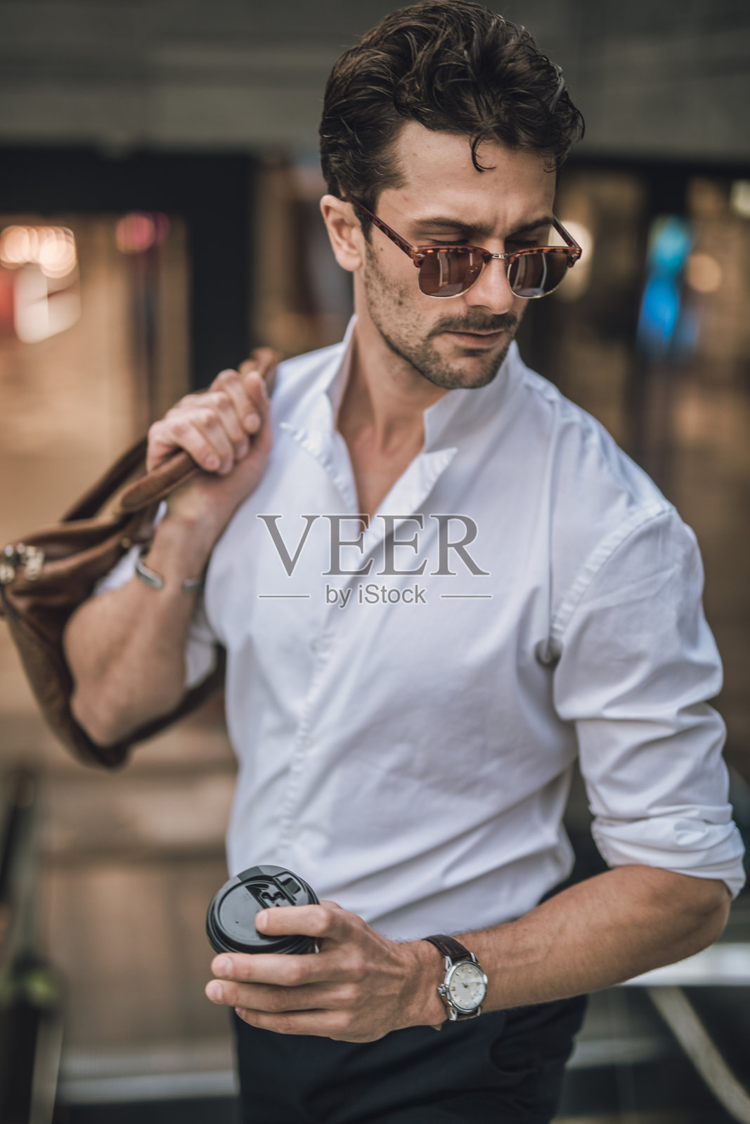 迷人的商人拿着一个包照片摄影图片