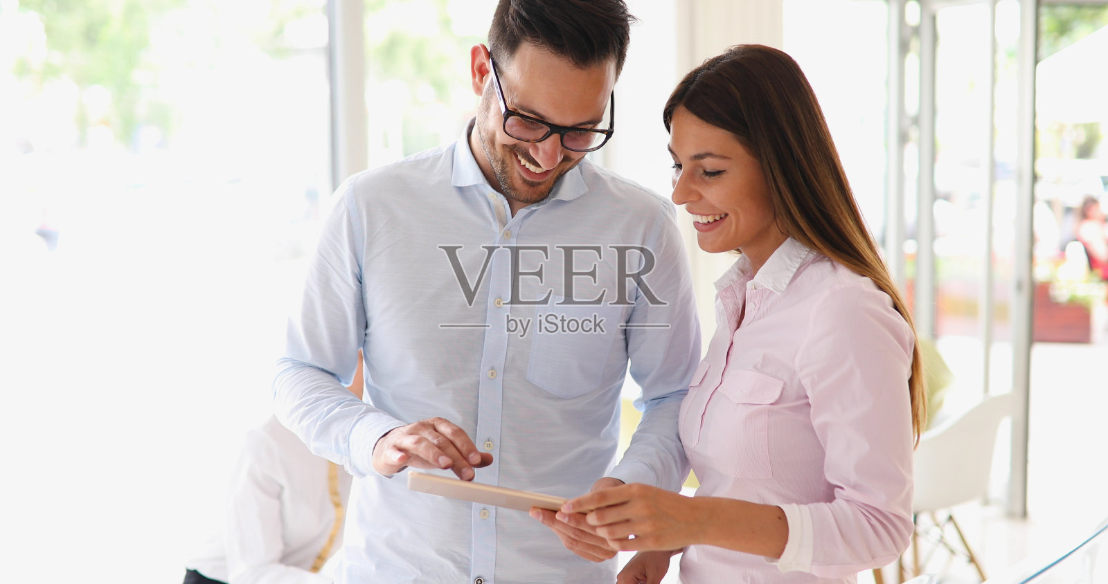 现代办公室里快乐的商业伙伴照片摄影图片