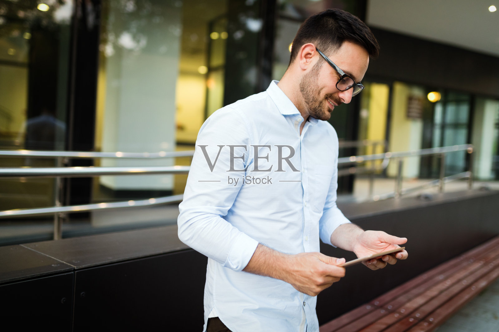 有平板电脑和手机在手的商人照片摄影图片