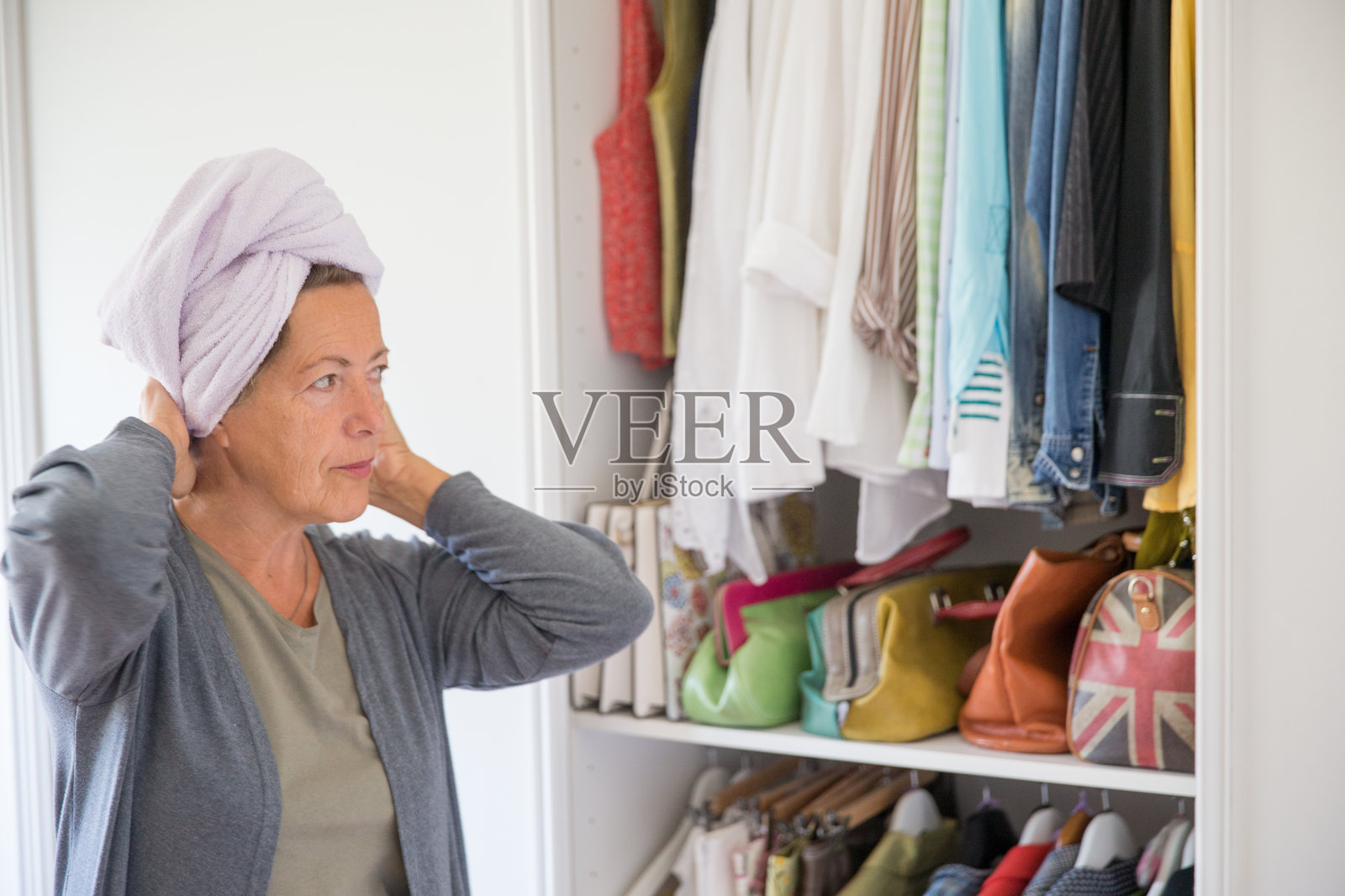 成熟的女人决定穿什么照片摄影图片