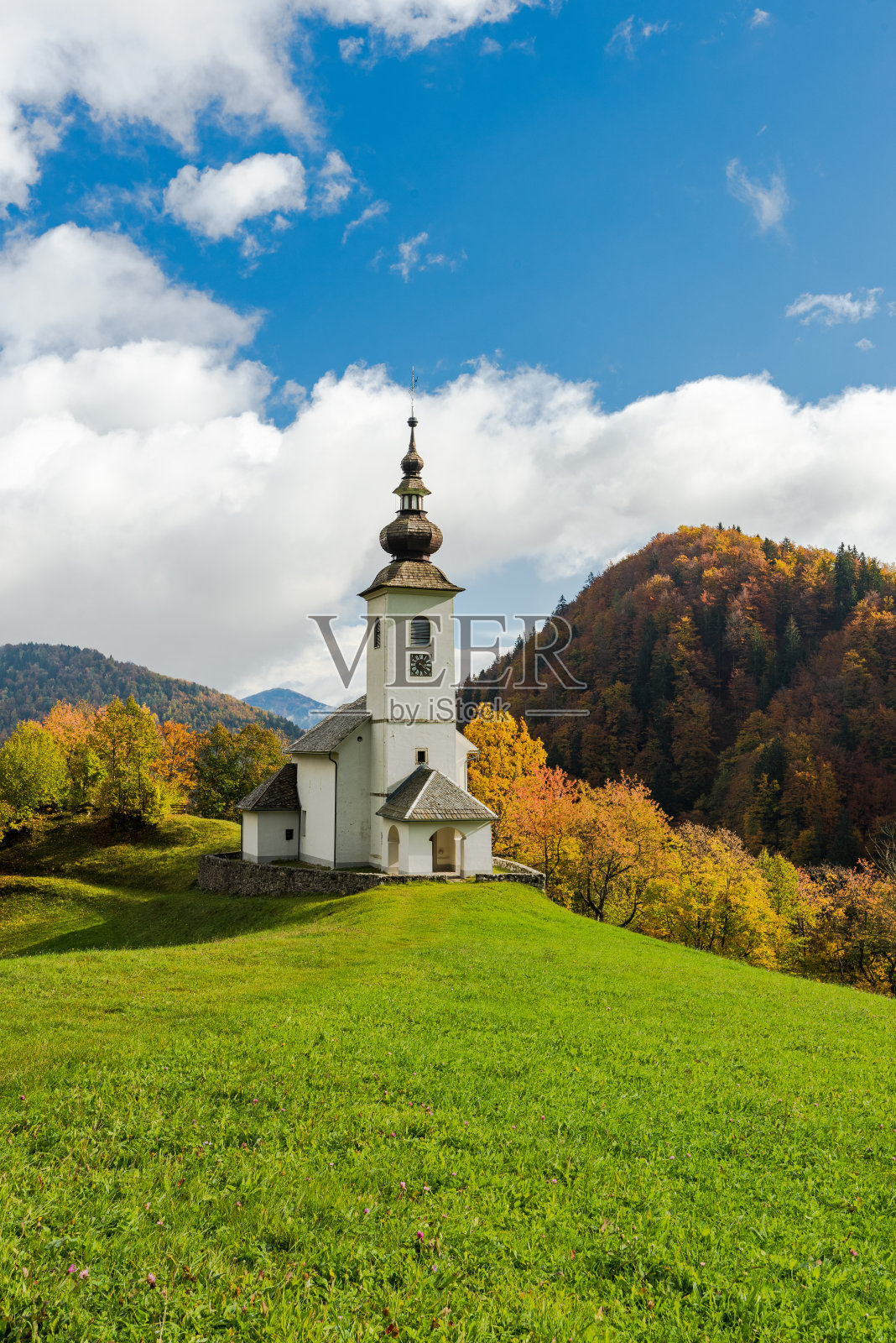 美丽的乡村教堂或小教堂在斯洛文尼亚的秋天照片摄影图片