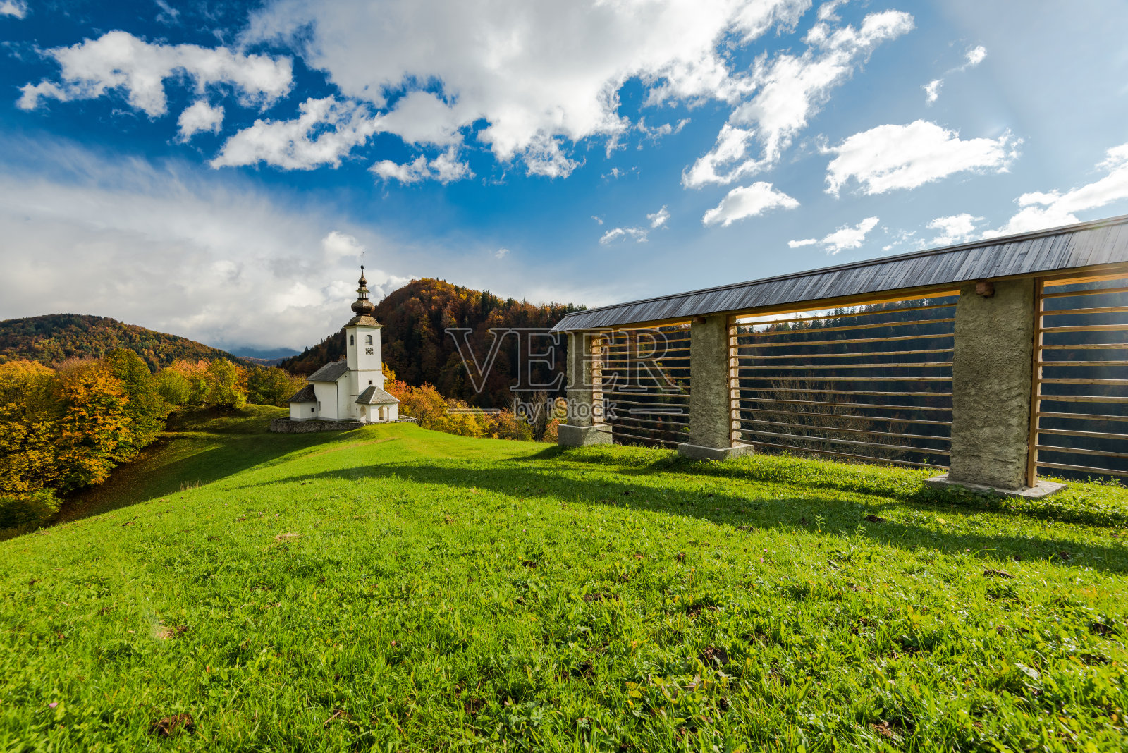 Sv。斯洛文尼亚下丹耶的马尔科教堂，秋天的颜色照片摄影图片
