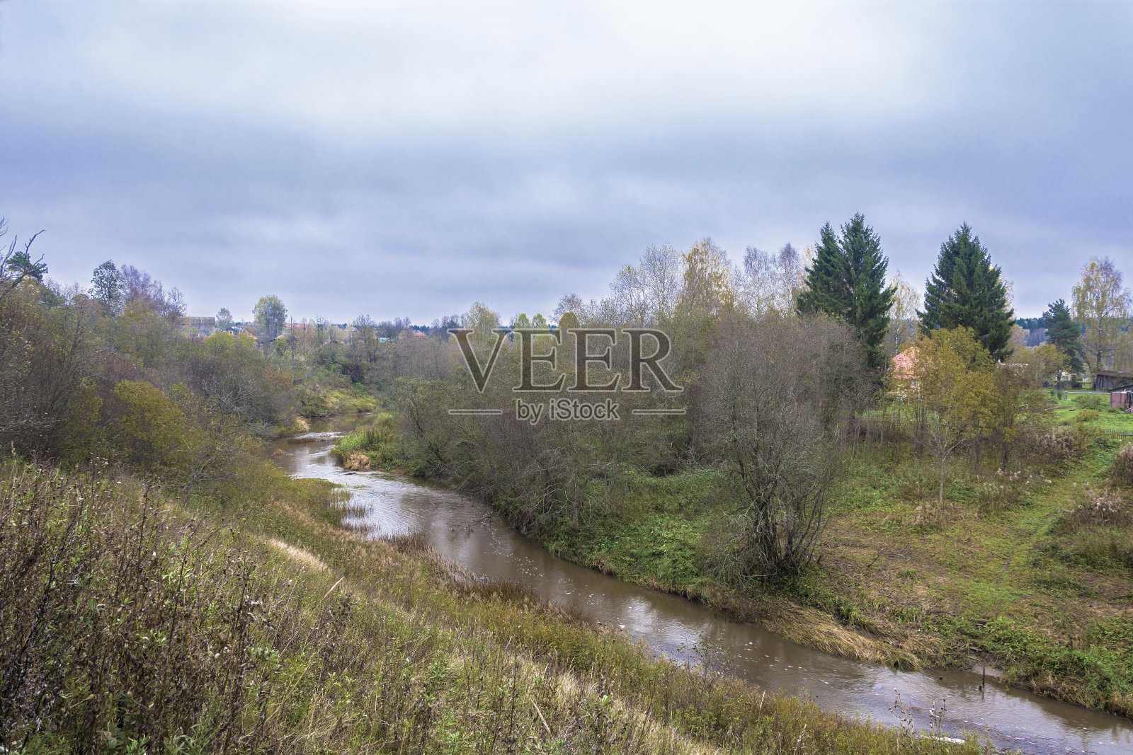 俄罗斯Kukoboy村公园里的一个小木屋。照片摄影图片