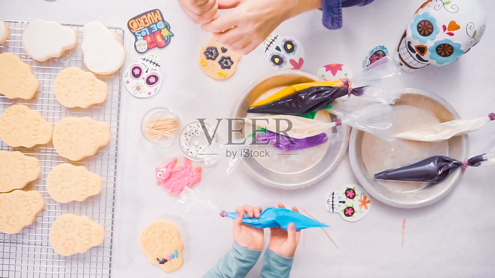 母亲和女儿装饰糖骷髅饼干照片摄影图片