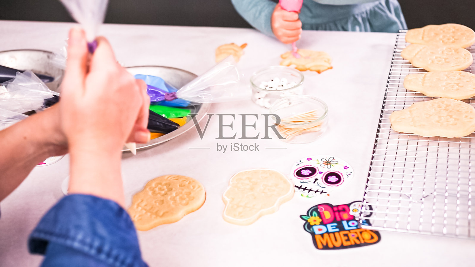 母亲和女儿装饰糖骷髅饼干照片摄影图片