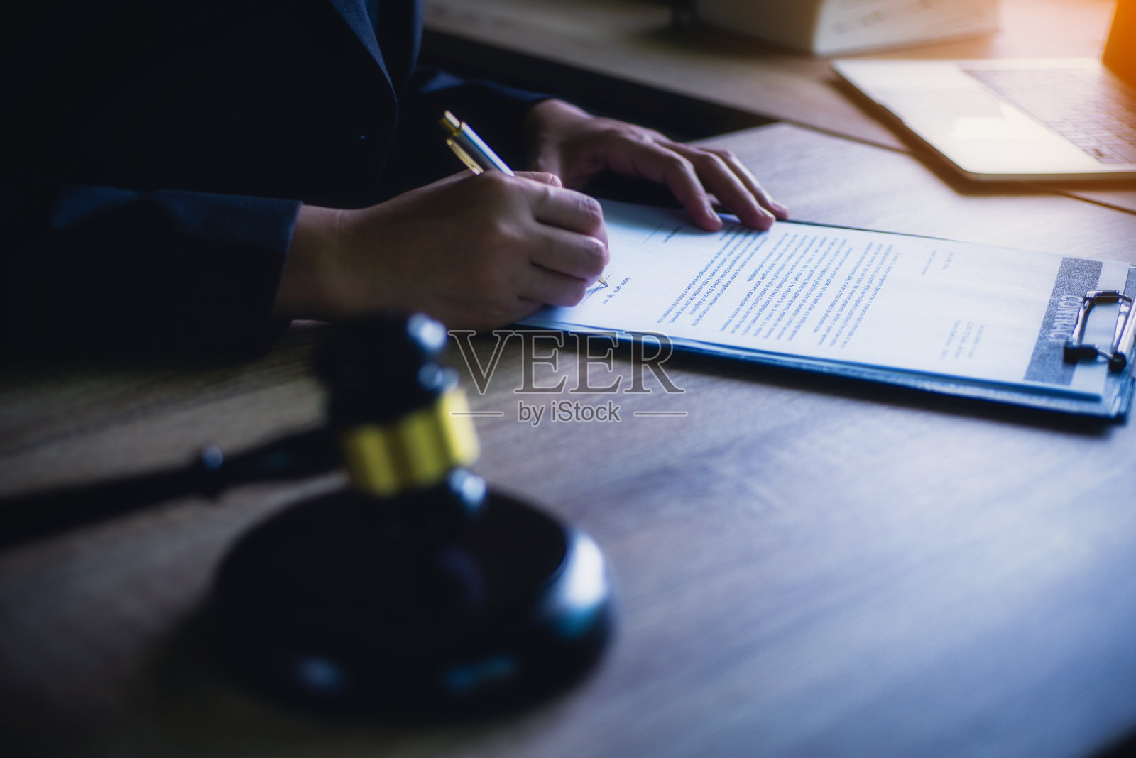 律师在办公室签署合同，法槌置于桌面特写：律师与法律、司法与立法概念照片摄影图片