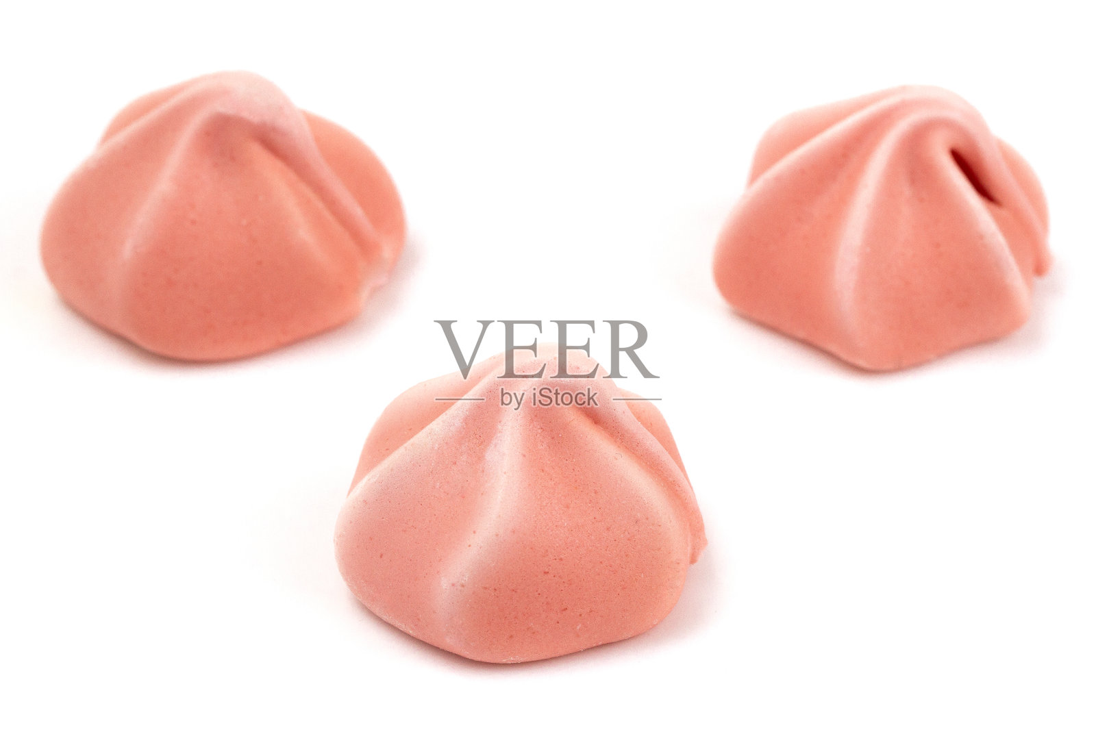 白色背景上的三个粉色蛋白酥饼照片摄影图片