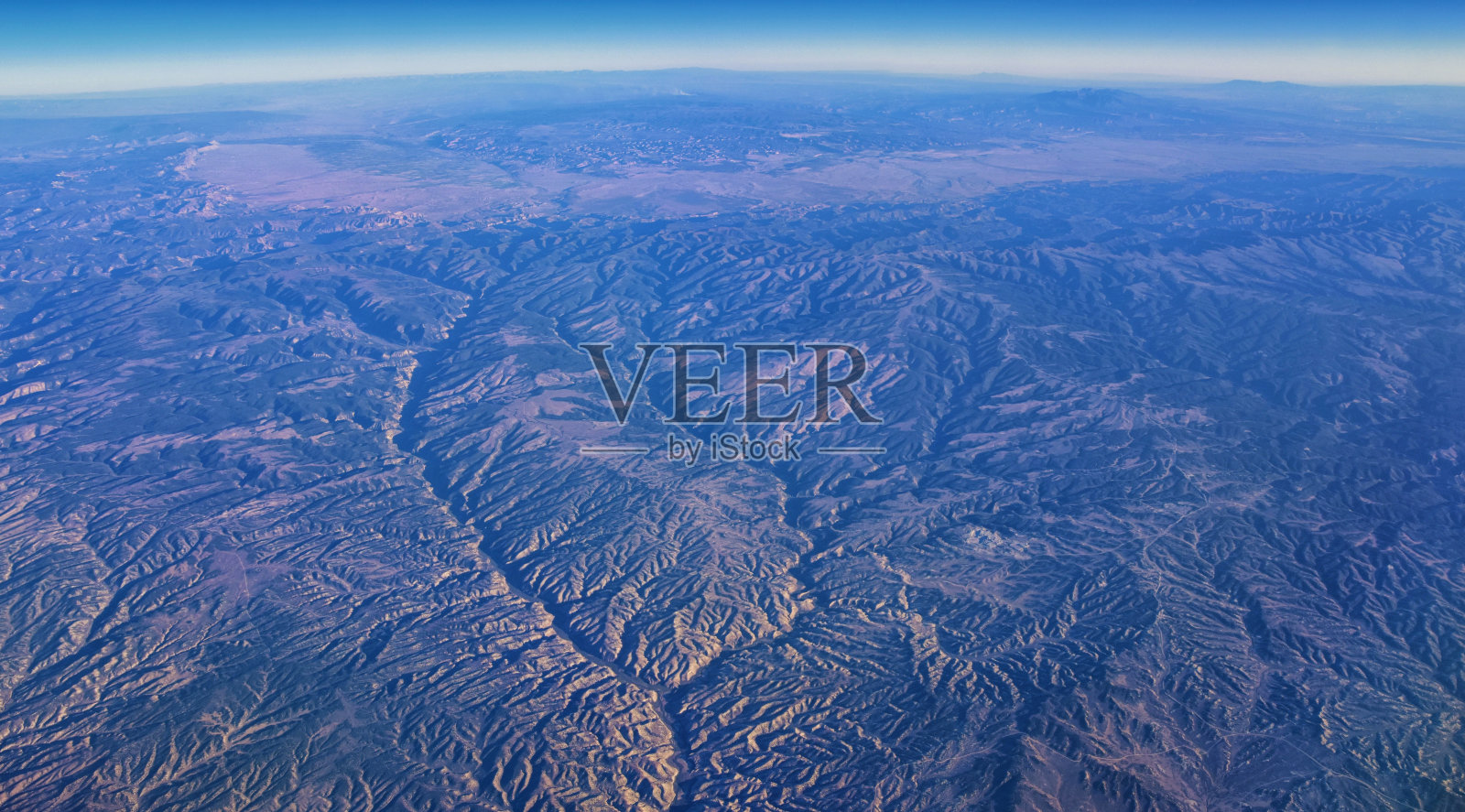 鸟瞰图的地形地貌在秋季飞越科罗拉多州和犹他州的洛基山景观。壮丽的河流，山脉和景观格局。俯视图，落基山脉和瓦萨奇前线，美国。照片摄影图片