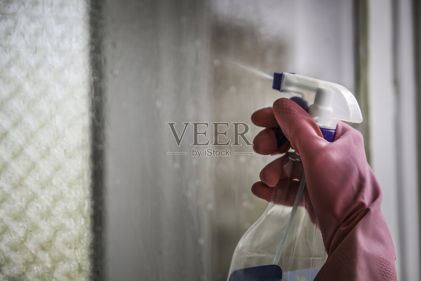 女人打扫家里照片摄影图片