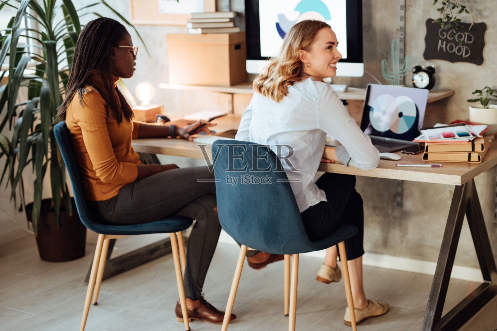 办公室里的商业女性照片摄影图片