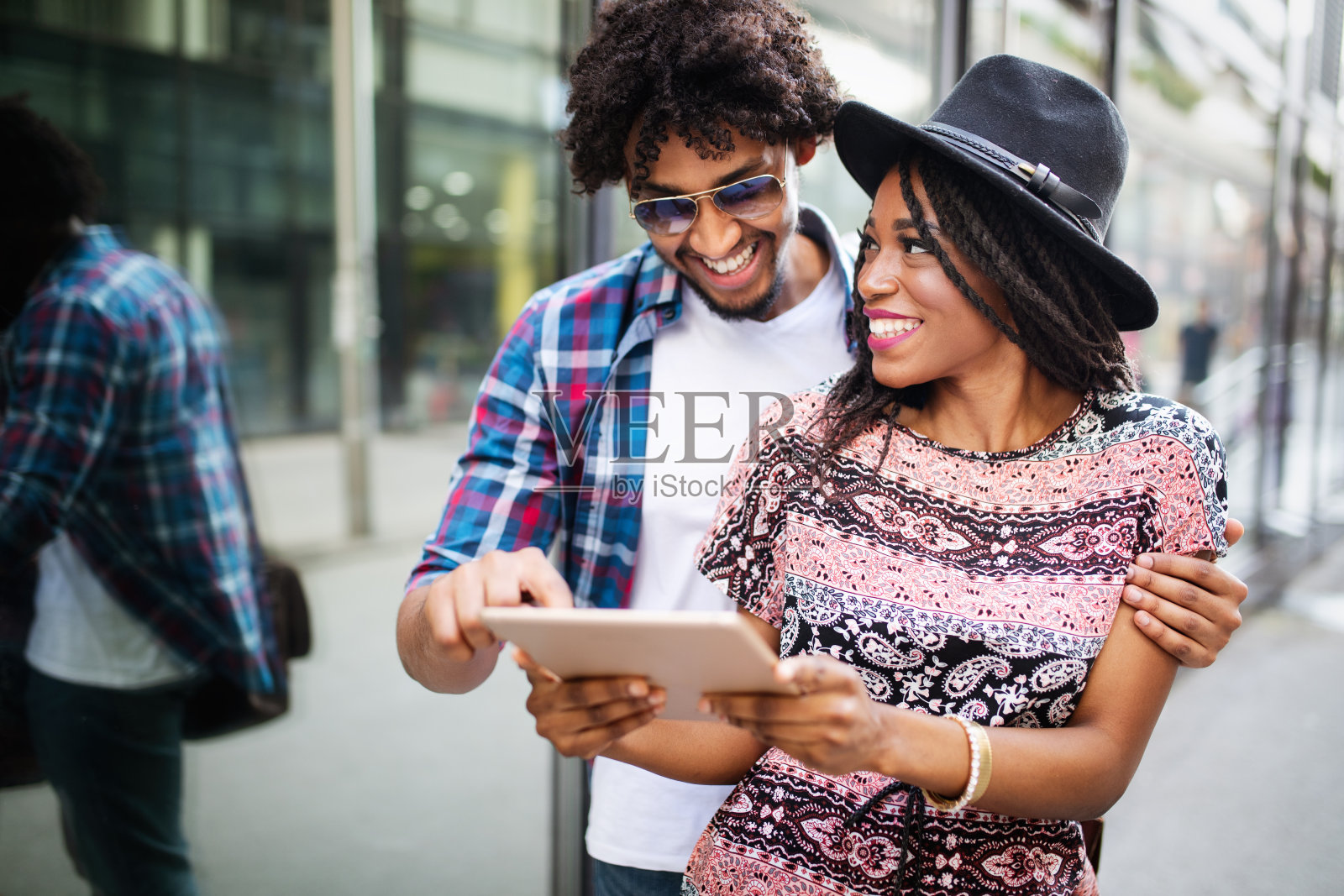 约会，暑假，城市和科技概念夫妇与平板电脑照片摄影图片
