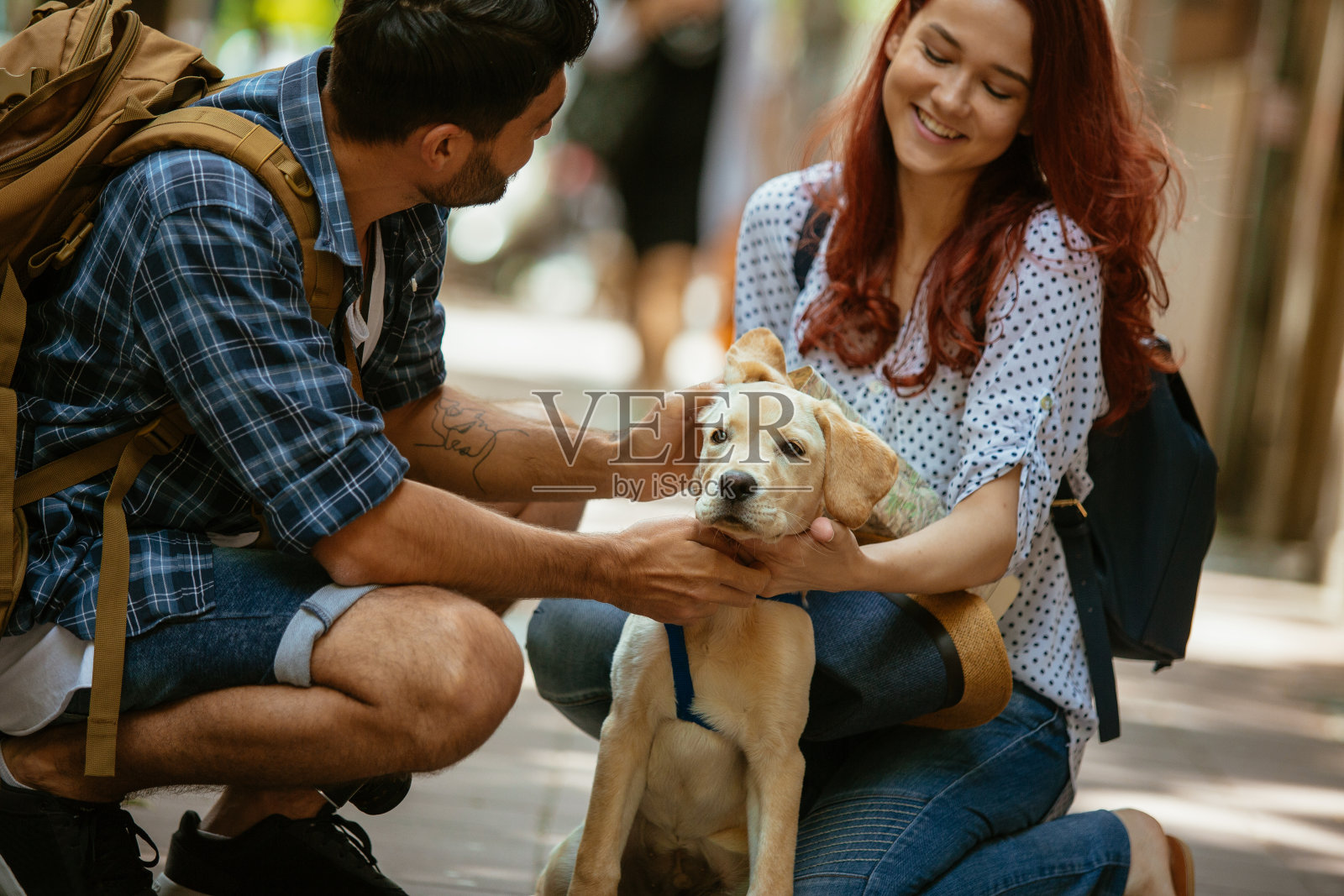 年轻游客探索城市照片摄影图片