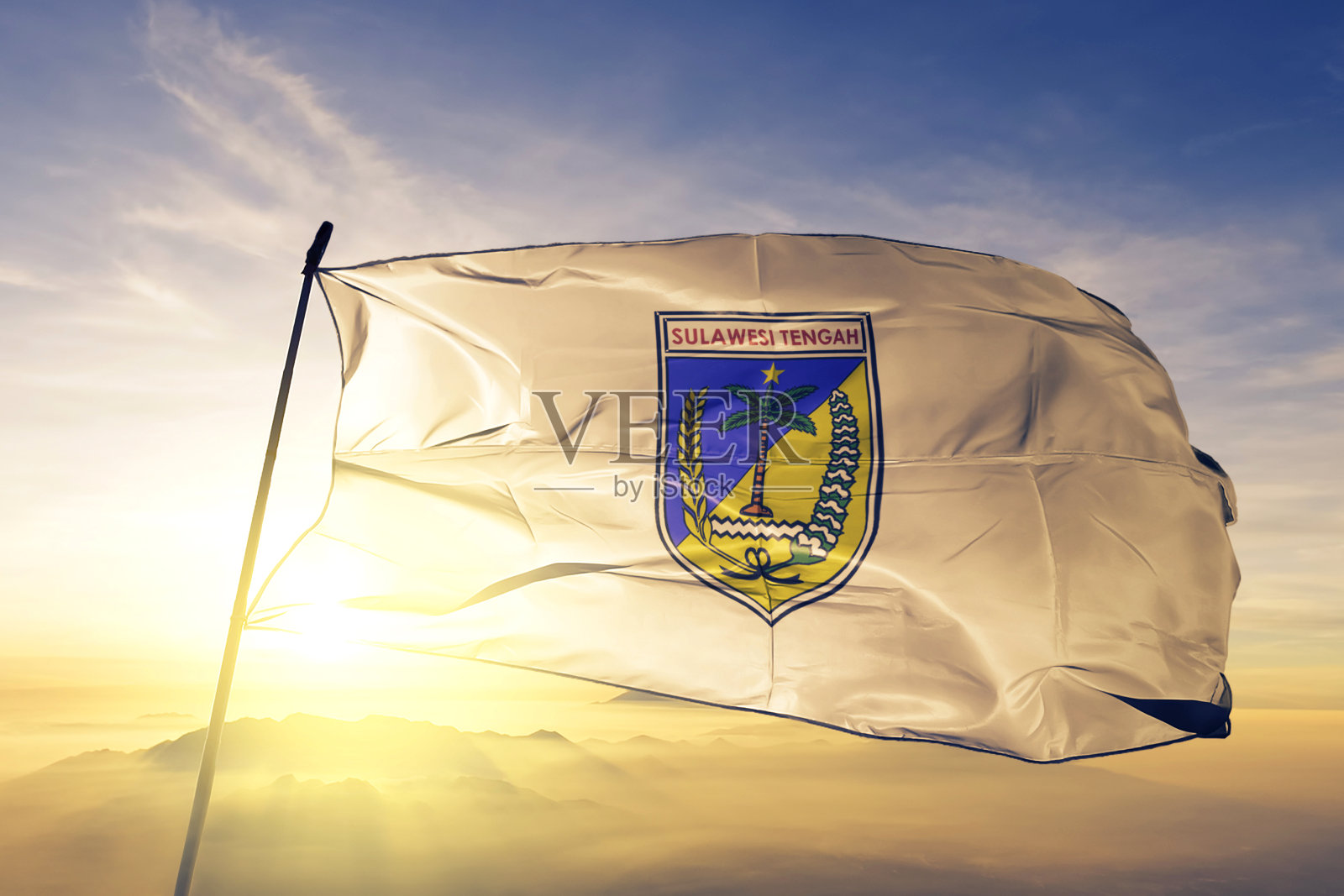 印度尼西亚苏拉威西省中部的旗帜、纺织布、织物在日出的薄雾上摇摆照片摄影图片