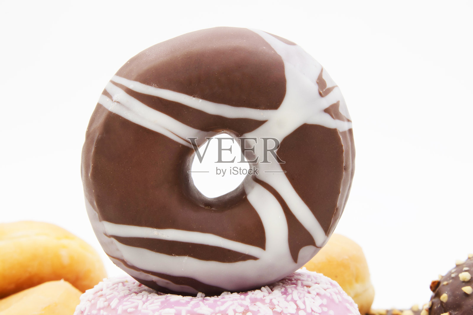 新鲜甜甜圈隔离和堆叠照片摄影图片