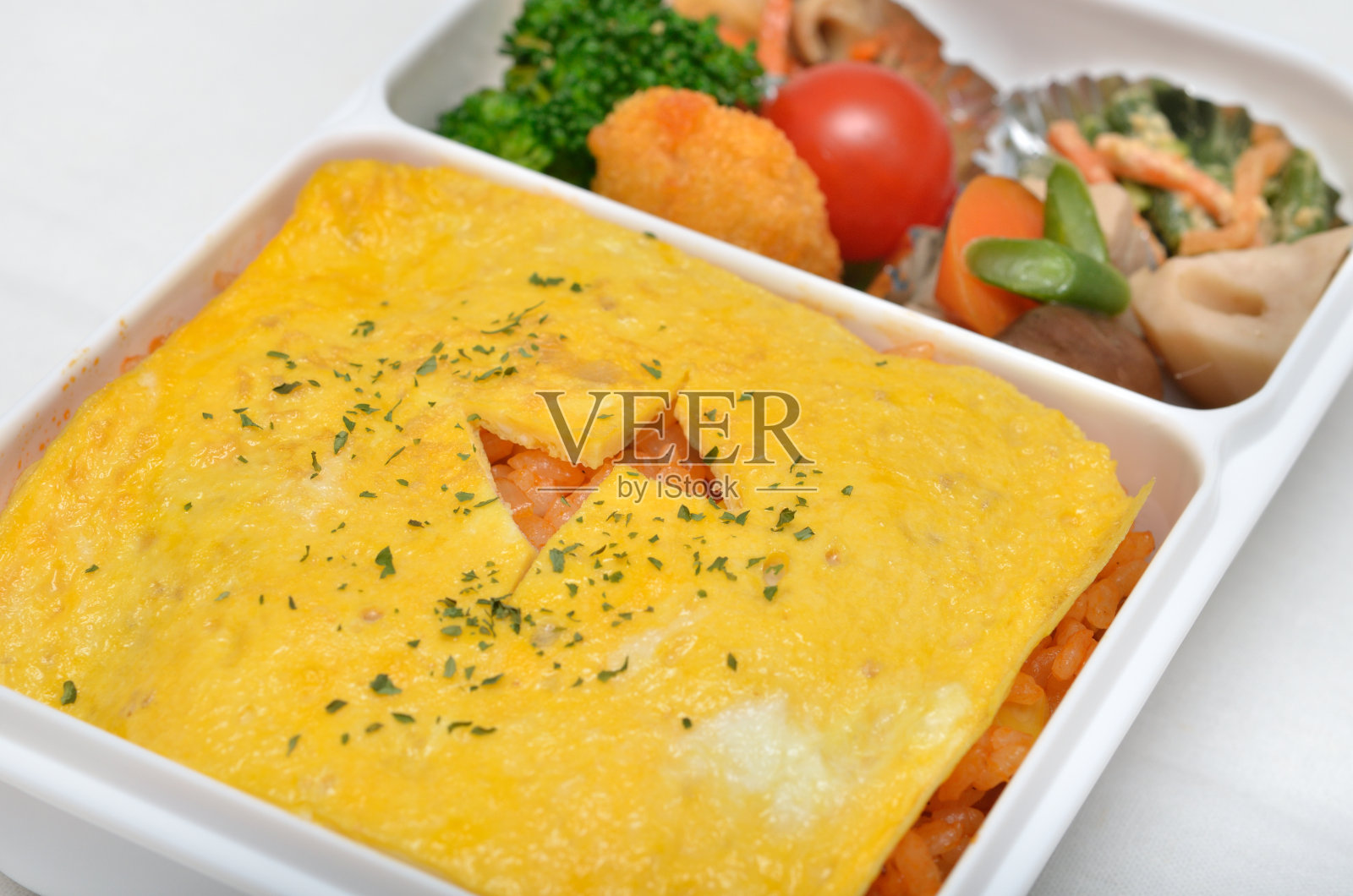 美味的日本午餐，煎蛋卷配炒饭照片摄影图片