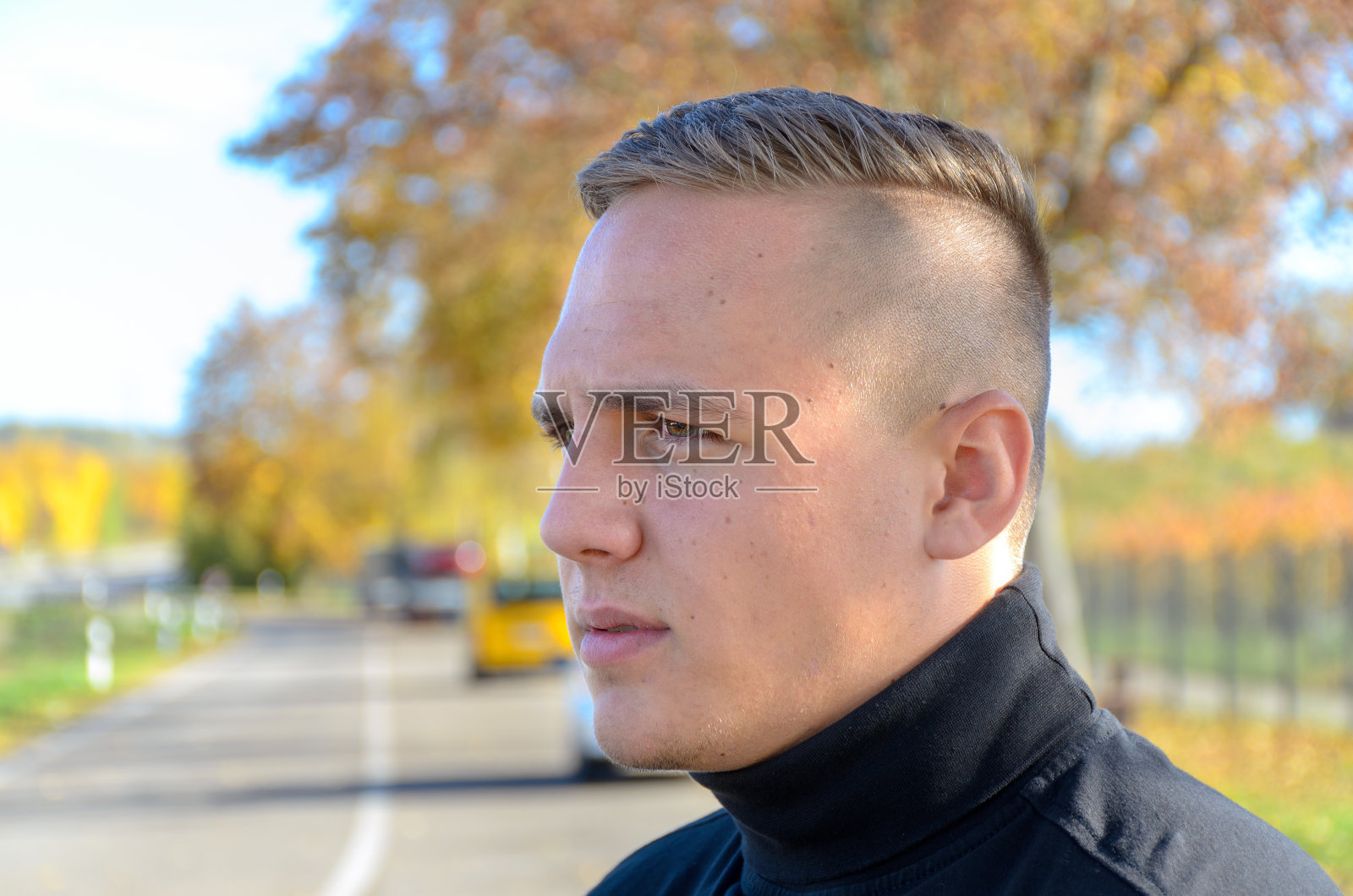 一个英俊年轻人的侧面肖像照片摄影图片