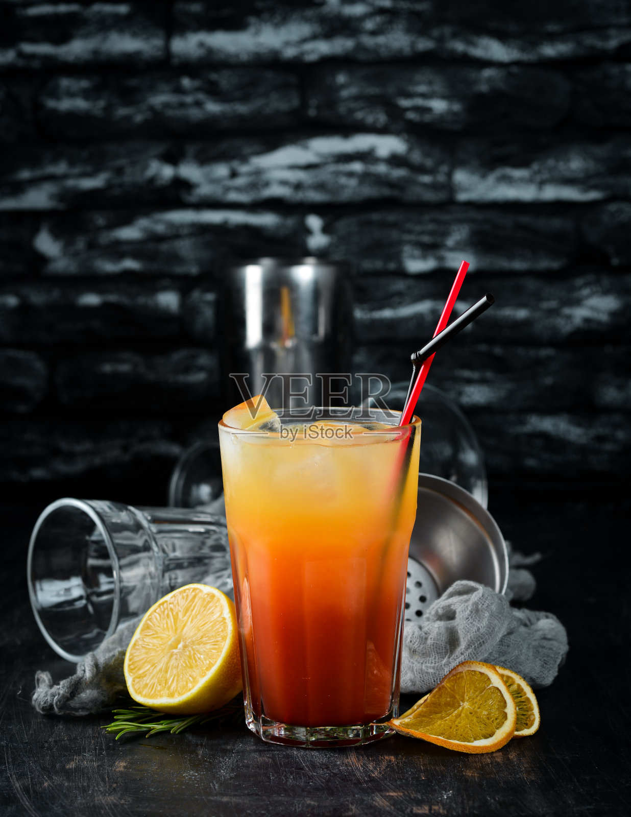 沙滩上的鸡尾酒性爱。橙汁，伏特加，石榴汁。在木制的背景上。前视图。照片摄影图片