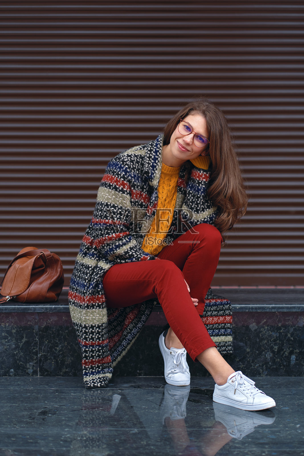 一名年轻女子在欧洲城市的街道上摆姿势的肖像照片摄影图片