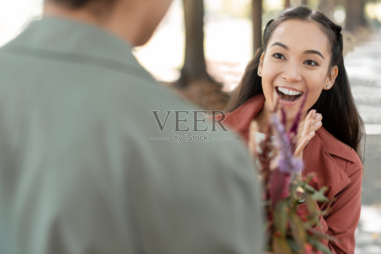 快乐女孩的肖像，看着她的男朋友照片摄影图片