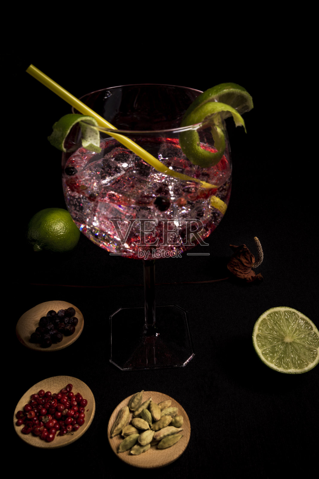 杜松子酒和奎宁水的鸡尾酒，在黑色背景和他的配料照片摄影图片