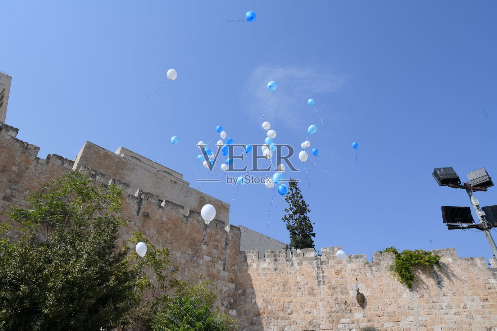 在耶路撒冷老城墙上吹气球照片摄影图片