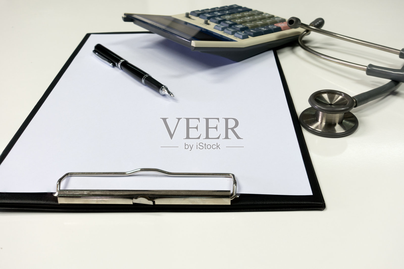 写字板上的听诊器，在医院工作的医生写处方，医疗保健和医疗理念。照片摄影图片