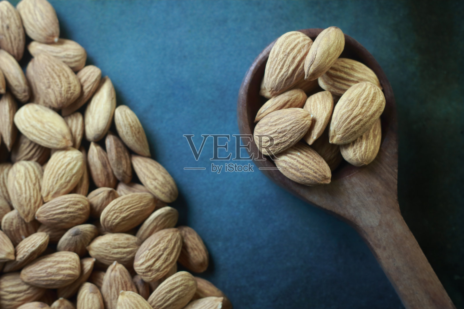 勺子上的杏仁照片摄影图片