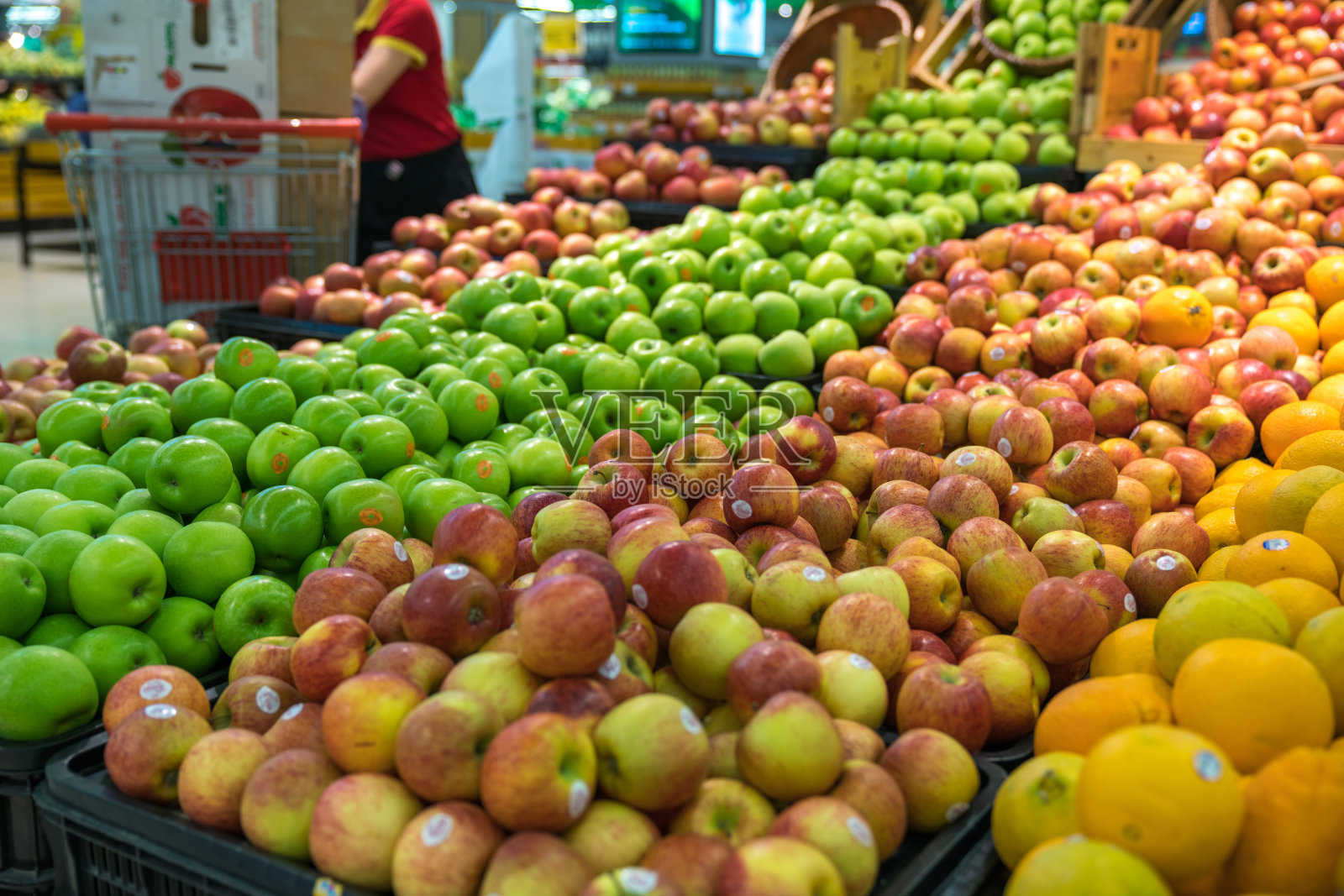 超市货架上的新鲜健康水果照片摄影图片