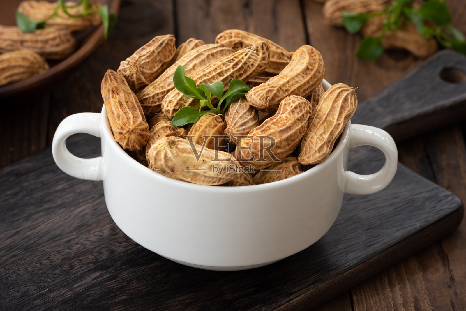 把花生放在白碗里晾干照片摄影图片