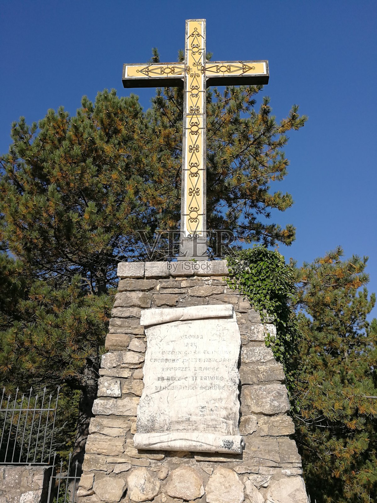 Castelpetroso——幽灵教堂的十字架照片摄影图片