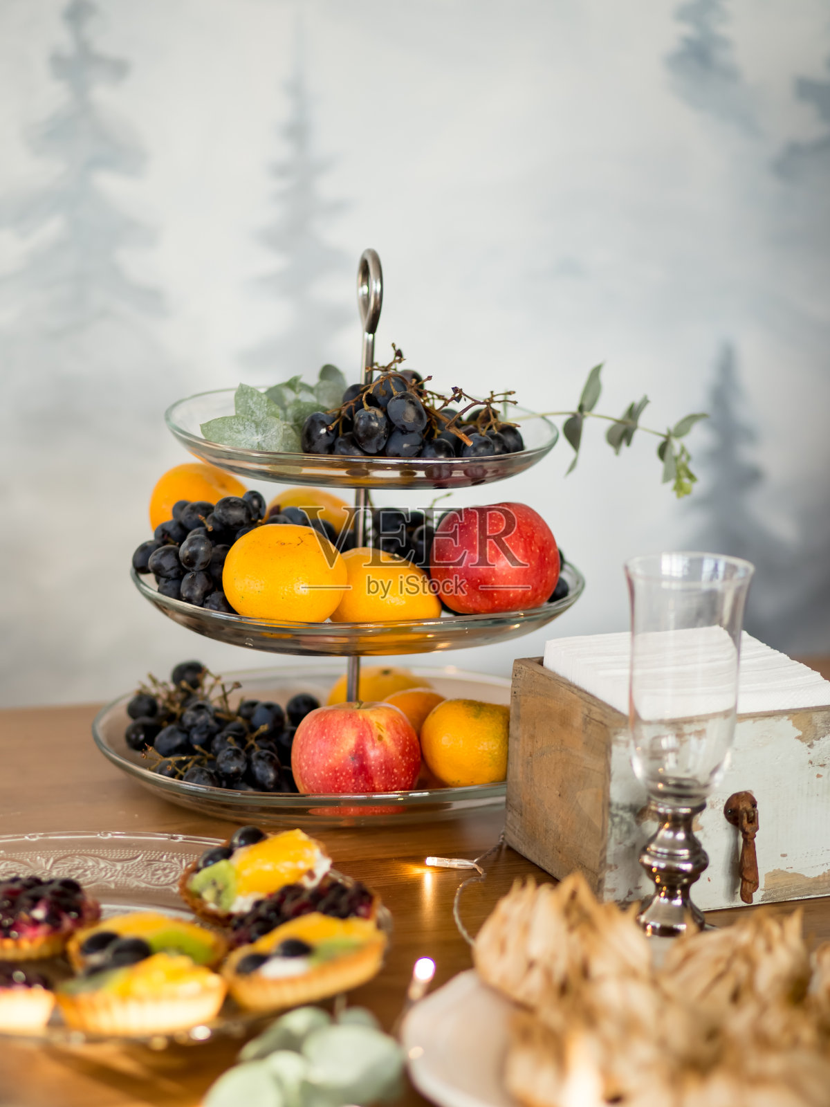 节日餐桌上的水果花瓶照片摄影图片