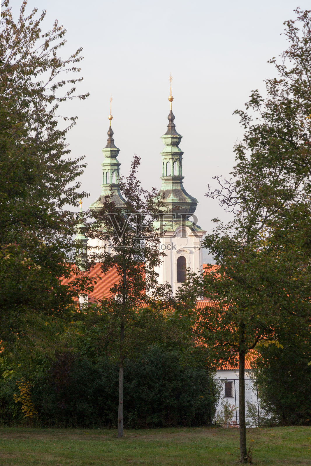 从彼得林塔俯瞰斯特拉霍夫修道院。照片摄影图片
