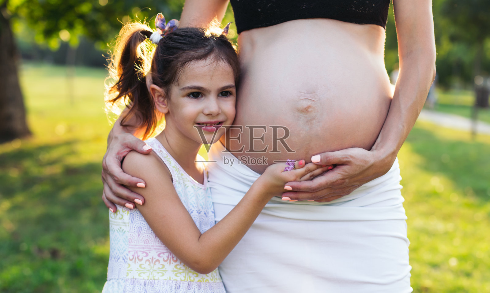 孕妇怀女儿照片摄影图片