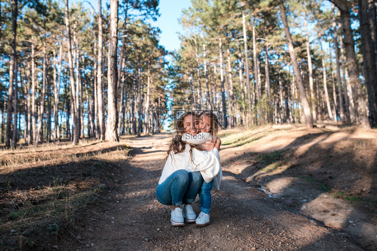 妈妈和女儿一起在户外玩。照片摄影图片