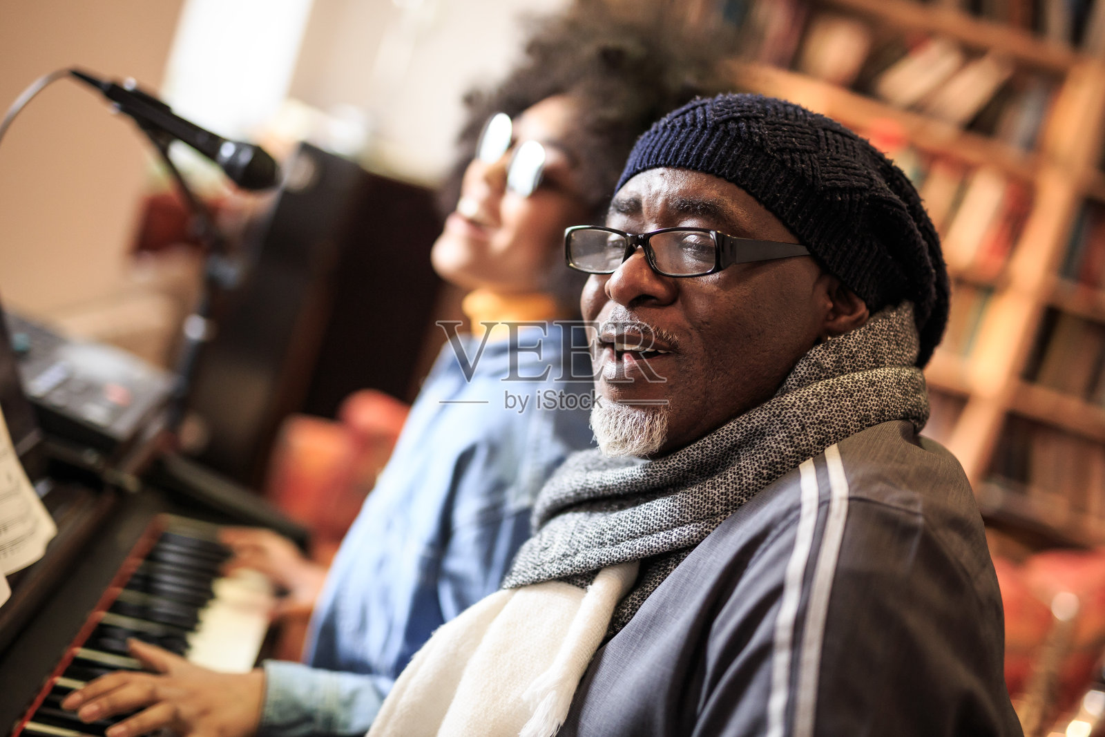 非洲二人组在演播室表演照片摄影图片