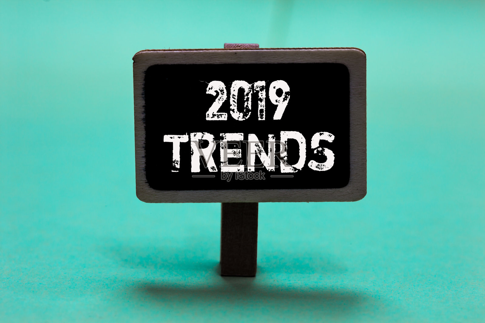 显示2019年趋势的文本标志：概念照片，当年短时间内流行的事物，黑板绿色背景，重要的信息交流思想照片摄影图片