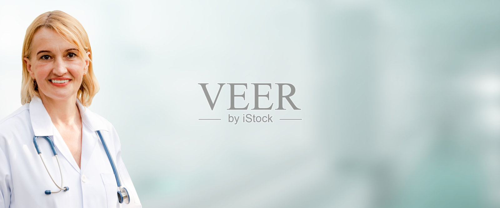 在医院工作的资深女医生。照片摄影图片