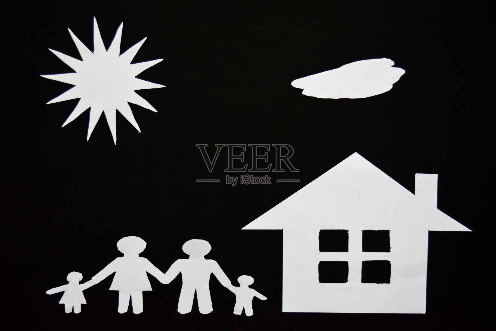 让你的房子的概念形象。家庭剪纸与房子和树照片摄影图片